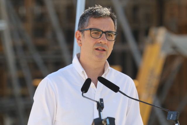 El ministro de la Presidencia, Relaciones con las Cortes y Memoria Democr&aacute;tica en funciones, F&eacute;lix Bola&ntilde;os, atiende a los medios antes de una visita a las obras de la l&iacute;nea de alta velocidad Murcia-Almer&iacute;a a 03 de agosto del 2023 en Cuevas del Almanzora (