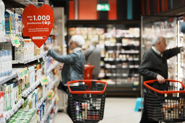 Archivo - Oferta en forma de coraz&oacute;n de los mil productos en un supermercado Eroski