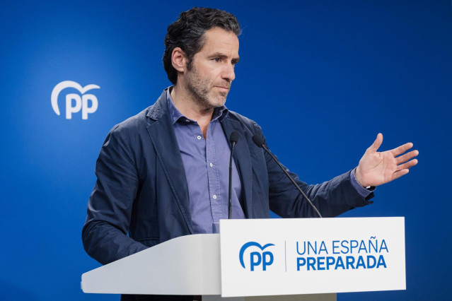Archivo - El portavoz del comit&eacute; de campa&ntilde;a del PP y vicesecretario de Cultura y Sociedad Abierta, Borja S&eacute;mper, interviene durante una rueda de prensa