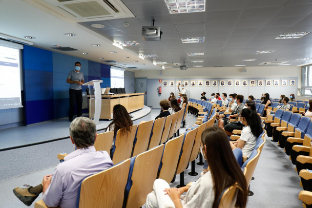Archivo - Un profesor da clase en una de las aulas de la Facultad de Ciencias de la Universidad Aut&oacute;noma