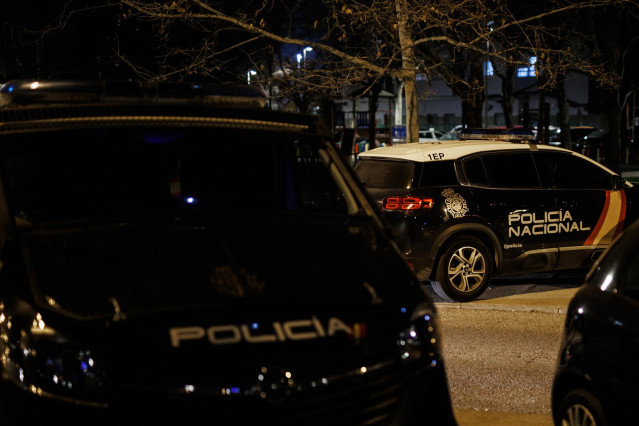 Archivo - Dos coches de Polic&iacute;a Nacional en un dispositivo contra las bandas juveniles en Parla (Madrid)