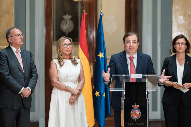 La portavoz del PSOE en el Senado, Eva Granados, interviene junto al  vicepresidente segundo de la c&aacute;mara, Guillermo Fern&aacute;ndez Vara (d); de la secretaria tercera, Mar&iacute;a de los &Aacute;ngeles Luna (2d); y del secretario cuarto Francisco Manuel Fajardo (1i);tras l