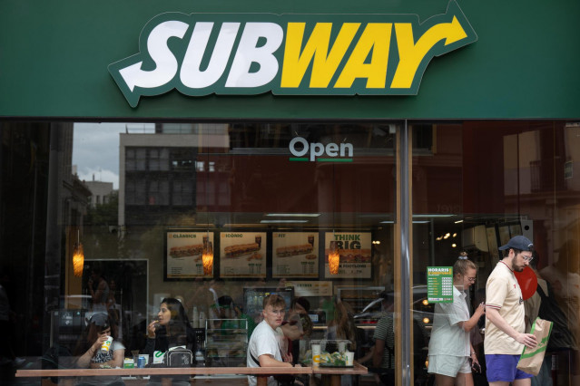 Un restaurante de la franquicia Subway en Barcelona, a 7 de agosto de 2023, en Barcelona, Catalunya (España). Subway IP Inc. es una cadena de restaurantes de comida rápida estadounidense especializada en la elaboración de sándwich submarino y bocadillos,