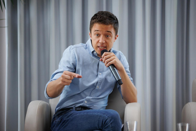 Archivo - El l&iacute;der de M&aacute;s Pa&iacute;s, I&ntilde;igo Errej&oacute;n, participa durante el coloquio 'Jornada laboral de 32 horas. Trabajar menos para vivir mejor', en el C&iacute;rculo de Bellas Artes, a 10 de julio de 2023, en Madrid (Espa&ntilde;a).