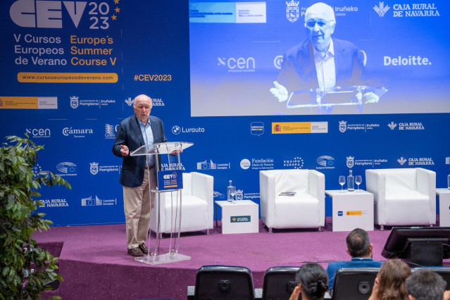El exvicepresidente de la Comisi&oacute;n Europea Joaqu&iacute;n Almunia particia en los Cursos Europeos de Verano en Pamplona.