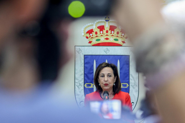 La ministra de Defensa, Margarita Robles, durante una videoconferencia con las misiones en el exterior en la Base de Retamares, a 10 de julio de 2023, en Pozuelo de Alarc&oacute;n, Madrid (Espa&ntilde;a). Robles ha visitado el Mando de Operaciones en la Base de Retamar