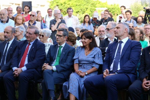 El ministro de la Presidencia, Relaciones con las Cortes y Memoria Democr&aacute;tica en funciones, F&eacute;lix Bola&ntilde;os, participa en el homenaje a 'La Nueve' en Par&iacute;s junto a la la alcaldesa de Par&iacute;s, Anne Hidalgo, y el alcalde de Kiev, Vitali Klichk&oacute;.