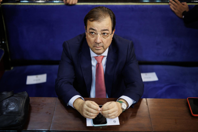 El expresidente de la Junta de Extremadura, Guillermo Fern&aacute;ndez Vara, propuesto por el PSOE como vicepresidente del Senado, en el hemiciclo de la C&aacute;mara Alta antes de la Sesi&oacute;n Constitutiva, a 17 de agosto de 2023, en Madrid (Espa&ntilde;a). El Congreso de los D