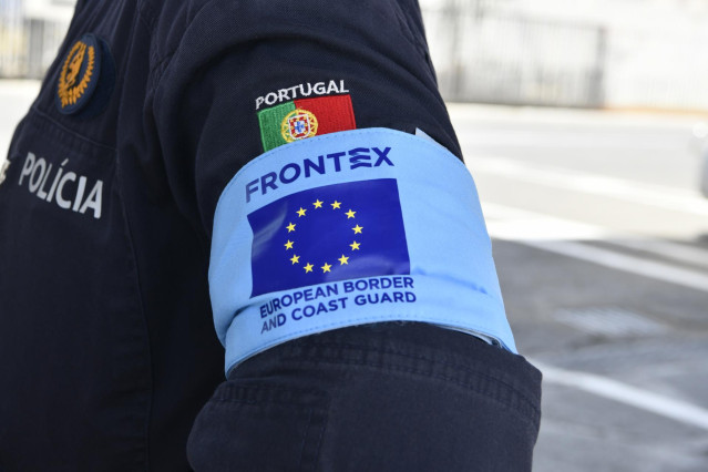 Archivo - Plano del brazo de un polic&iacute;a de FRONTEX durante la presentaci&oacute;n de la Operaci&oacute;n Minerva-Frontex