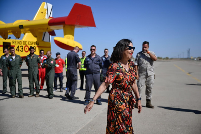 La ministra de Defensa en funciones, Margarita Robles, durante su visita a la Base A&eacute;rea de Zaragoza, a 11 de agosto de 2023, en Zaragoza, Arag&oacute;n (Espa&ntilde;a). Durante su visita a la Base A&eacute;rea, la ministra ha ido al Destacamento del 43 Grupo del Ej&eacute;rcito del