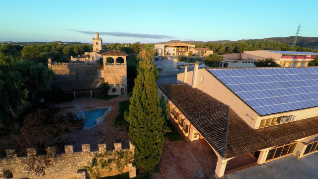 Imagen aérea de la planta solar en la Cava Jaume Serra de Vilanova i la Geltrú (Barcelona)