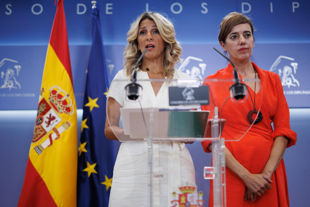 La vicepresidenta segunda en funciones y l&iacute;der de Sumar, Yolanda D&iacute;az (i), y la portavoz parlamentaria de Sumar, Marta Lois (d), en una rueda de prensa