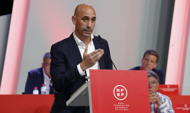 El presidente de la Real Federaci&oacute;n Espa&ntilde;ola de F&uacute;tbol (RFEF), Luis Rubiales, ofrece una rueda de prensa en la Asamblea General Extraordinaria, en la Ciudad del F&uacute;tbol de Las Rozas, a 25 de agosto de 2023, en Madrid (Espa&ntilde;a).