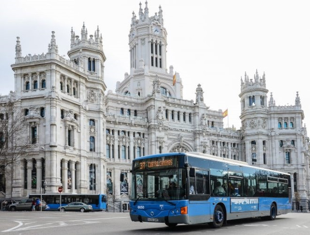 Archivo - Autob&uacute;s de EMT frente al palacio de Cibeles, sede del Ayuntamiento de Madrid