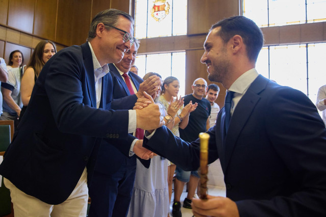 El secretario general del PP de Madrid, Alfonso Serrano, y Alejandro Navarro, nuevo alcalde de Torrej&oacute;n de Ardoz