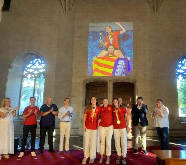 Archivo - La presidenta del Govern, Marga Prohens, y las principales autoridades de Baleares recibiendo a las campeonas de f&uacute;tbol femenino con la Selecci&oacute;n espa&ntilde;ola Cata Coll y Mariona Caldentey en la Llotja de Palma