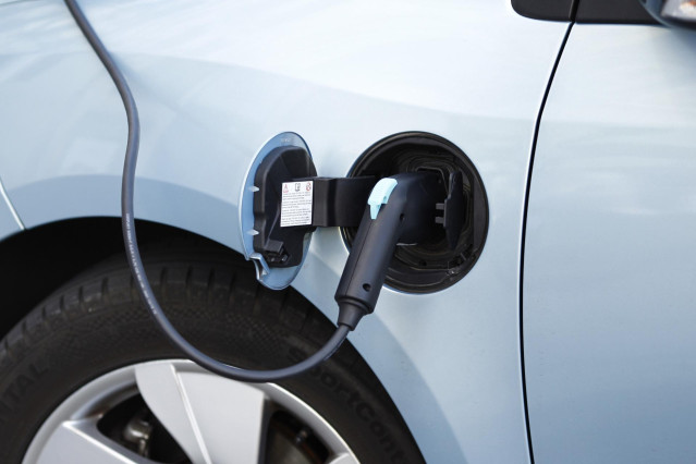 Archivo - Coche el&eacute;ctrico, enchufe, motor, veh&iacute;culo, h&iacute;brido, sostenibilidad, transporte