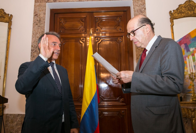 El secretario general del PCE, Enrique Santiago, jura la nacionalidad colombiana ante el canciller de Colombia, &Aacute;lvaro Leyva