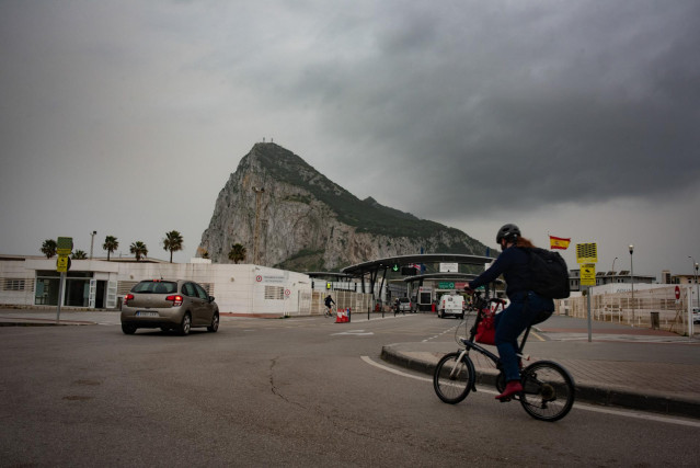 Archivo - Tr&aacute;nsito de coches y personas en la frontera de Gibraltar