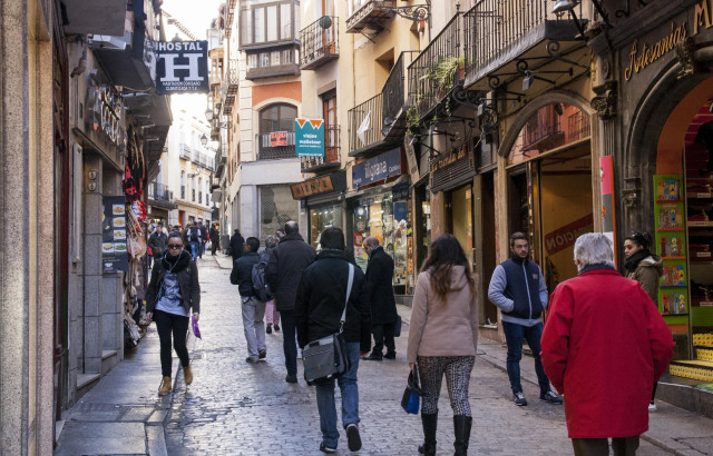 Archivo - Personas caminando.