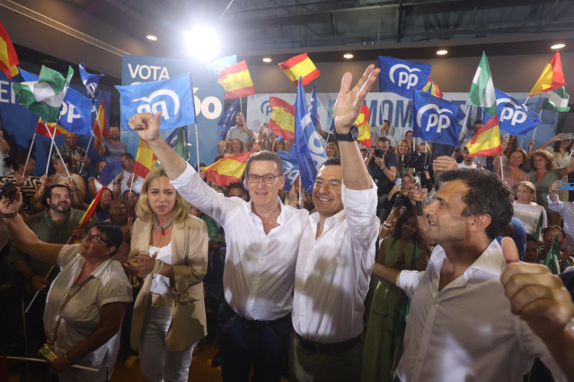 Archivo - El l&iacute;der del Partido Popular, Alberto N&uacute;&ntilde;ez Feij&oacute;o, (i) y el presidente de la Junta de Andaluc&iacute;a, Juanma Moreno (D) durante un acto de campa&ntilde;a electoral del Partido Popular, a 11 de julio de 2023, en C&aacute;diz, (Andaluc&iacute;a, Espa&ntilde;a).  El presidente de