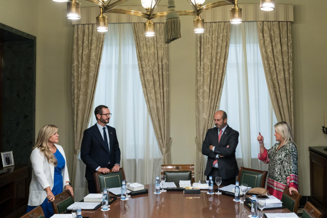 (I-D) La secretaria primera del Senado, Eva Ortiz; el vicepresidente primero de la Mesa del Senado, Javier Maroto; el presidente de la C&aacute;mara Alta, Pedro Roll&aacute;n; y la secretaria segunda del Senado, Marimar Blanco, en la mesa de trabajo tras la Sesi&oacute;n Cons