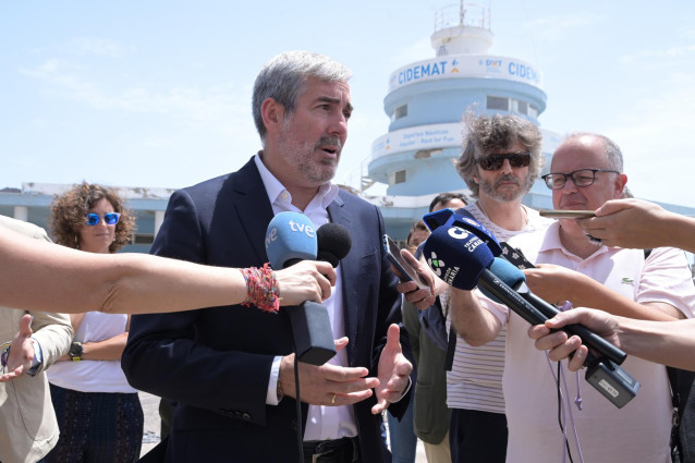 El presidente de Canarias, Fernando Clavijo, atiende a los medios de comunicaci&oacute;n