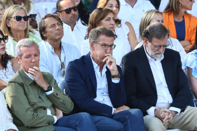 (I-D) El presidente de la Xunta, Alfonso Rueda, junto al presidente del PP, Alberto N&uacute;&ntilde;ez Feij&oacute;o y al expresidente del Gobierno, Mariano Rajoy, en el acto de inicio del curso pol&iacute;tico en el castillo de Soutomaior (Pontevedra), a 27 de agosto de 2023.