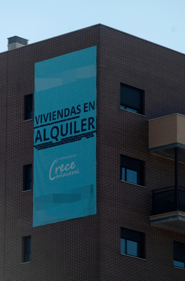 Archivo - Cartel de alquiler en un edificio de viviendas ubicado en Madrid