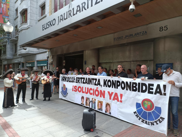 Archivo - Protesta de agentes de la Ertzaintza ante las oficinas de Gobierno Vasco en Bilbao