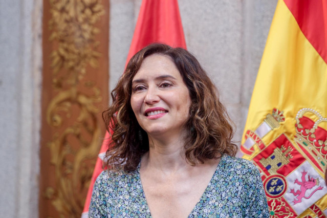 La presidenta de la Comunidad de Madrid, Isabel Díaz Ayuso, durante el acto de entrega de las Palomas de Bronce-Bomberos de Madrid, a 15 de agosto de 2023, en Madrid (España). Estas distinciones son otorgadas por la Hermandad del Cuerpo de Bomberos de la