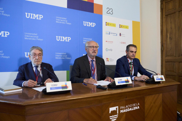 Represnetantes del CFME en rueda de prensa en la UIMP