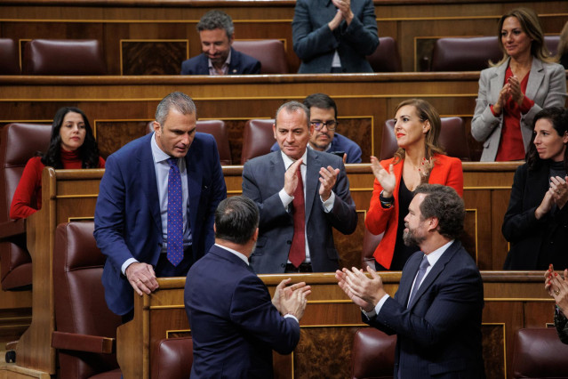 Archivo - El vicepresidente de Vox, Javier Ortega Smith , aplaudido en el Congreso pr Santiago Abascal e Iván Espinosa de los Monteros
