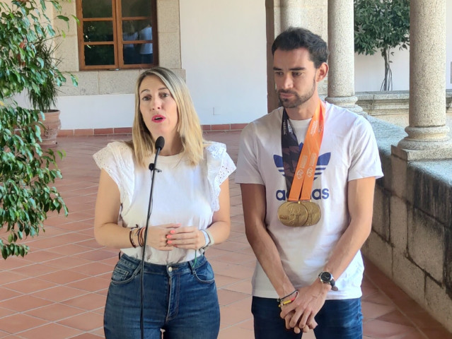 La presidenta de Extremadura, María Guardiola, junto al marchado Áñvaro Martín Uriol.