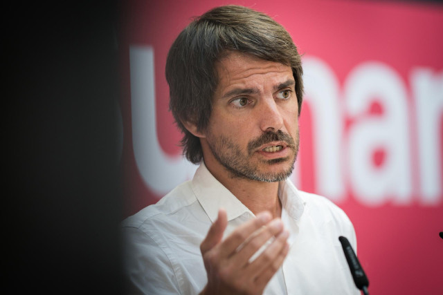 El portavoz de Sumar, Ernest Urtasun, ofrece una rueda de prensa, en el Espacio Larra, a 28 de agosto de 2023, en Madrid (España).   Durante la rueda de prensa Urtasun ha analizado la actualidad política con el inicio de un nuevo curso político del partid