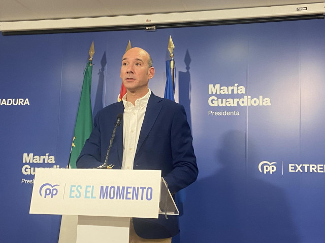 El portavoz del PP de Extremadura, José Ángel Sánchez Juliá, en rueda de prensa
