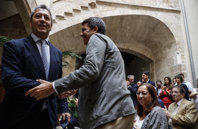 Archivo - El nuevo vicepresidente primero y conseller de Cultura y Deporte de la Generalitat, Vicente Barrera (i) y el presidente de la Generalitat valenciana, Carlos Mazón (d), durante el traspaso de la cartera
