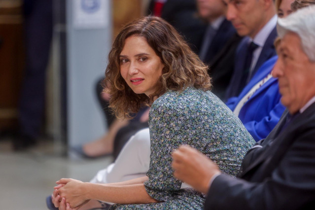 La presidenta de la Comunidad de Madrid, Isabel Díaz Ayuso, durante el acto de entrega de las Palomas de Bronce-Bomberos de Madrid, a 15 de agosto de 2023, en Madrid (España).