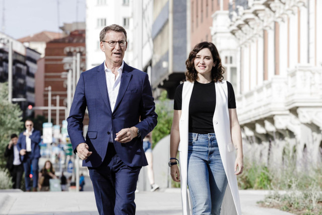 Archivo - El presidente del Partido Popular y candidato a la Presidencia del Gobierno, Alberto Núñez Feijóo, y la presidenta de la Comunidad de Madrid, Isabel Díaz Ayuso, a su llegada a la presentación de la candidatura por Madrid para las elecciones del
