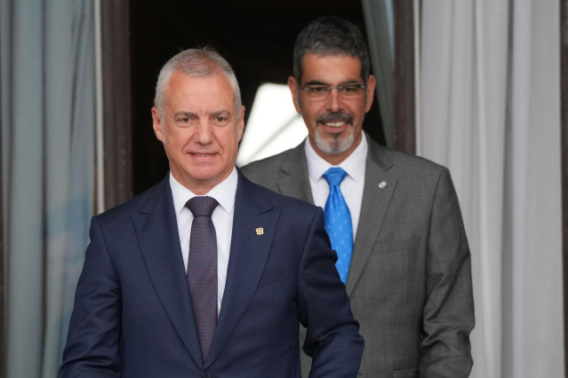 El Lehendakari, Iñigo Urkullu (i), y el alcalde de San Sebastián, Eneko Goia (d), a su llegada para el inicio del nuevo curso político, en el Palacio de Miramar, a 29 de agosto de 2023, en Donostia-San Sebastián