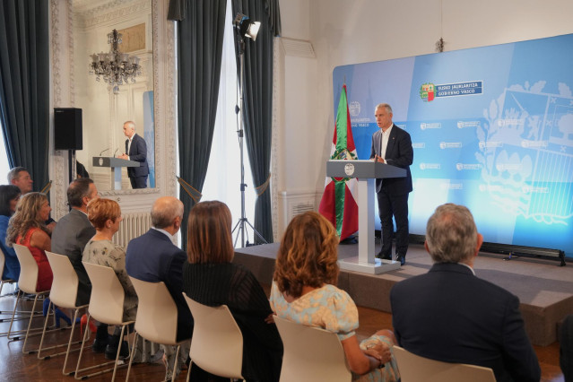 El Lehendakari, Iñigo Urkullu, ofrece una rueda de prensa tras presidir el inicio del nuevo curso político, en el Palacio de Miramar, a 29 de agosto de 2023, en Donostia-San Sebastián, Guipuzkoa