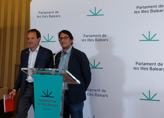 El portavoz del Grupo Parlamentario Socialista, Iago Negueruela, y el portavoz adjunto, Marc Pons, en rueda de prensa