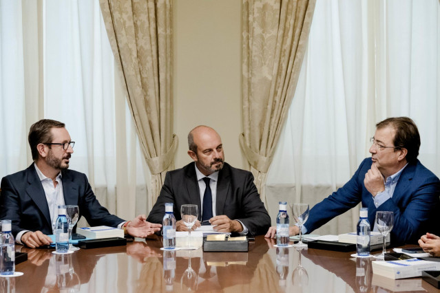 (I-D) El vicepresidente primero de la Mesa del Senado, Javier Maroto; el presidente en el Senado, Pedro Rollán y el vicepresidente segundo de la Mesa, Guillermo Fernández Vara, durante una reunión de la Mesa del Senado, en el Senado, a 29 de agosto de 202