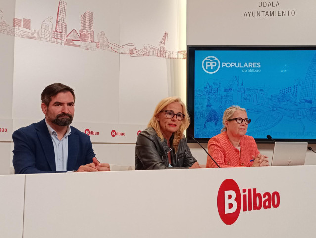 Esther Martínez en el Ayuntamiento de Bilbao junto a Ángel Rodrigo y Paula Garagalza