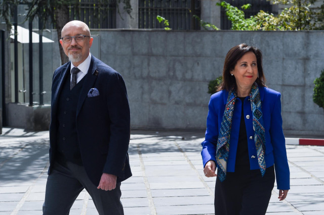 Archivo - El ministro de Defensa ucraniano, Oleksii Reznikov y la ministra de Defensa, Margarita Robles, a su llegada a un acto en el Ministerio de Defensa, a 12 de abril de 2023, en Madrid