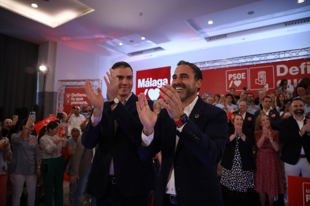 Archivo - El secretario general del PSOE y presidente del Gobierno, Pedro Sánchez, participa en el acto de presentación del candidato a la Alcaldía de Málaga y secretario general del PSOE en Málaga, Daniel Pérez (d) a 2 de mayo del 2023 en Málaga. (Foto d