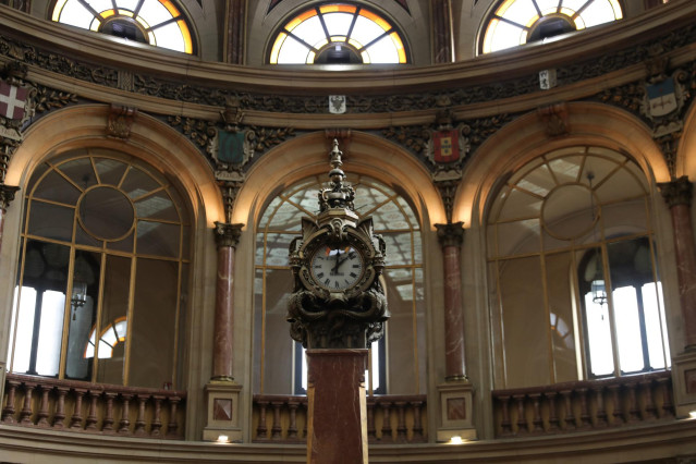 Archivo - Vista de un reloj en el Palacio de la Bolsa de Madrid (España).