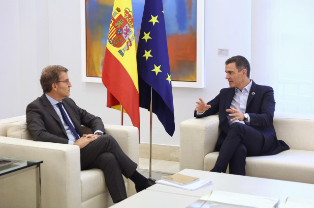 Archivo - El presidente del Partido Popular, Alberto Núñez Feijóo (i) y el presidente del Gobierno, Pedro Sánchez (d), durante una reunión en La Moncloa, a 10 de octubre de 2022, en Madrid (España). El presidente del Ejecutivo ha convocado al líder del PP