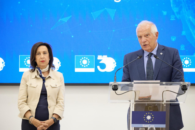 El Alto Representante de la Unión Europea para Asuntos Exteriores y Política de Seguridad, Josep Borrell, y la ministra de Defensa en funciones, Margarita Robles