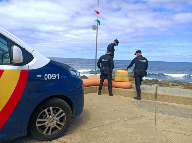 Archivo - Agentes de la Policía Nacional incautando un fardo de droga en Las Palmas de Gran Canaria